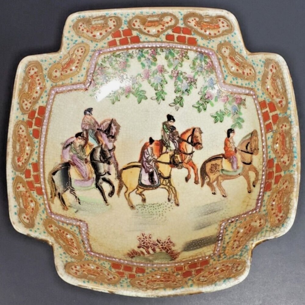 Vintage Chinese Satsuma-Style Moriage Bowl – Horseback Riders, Gilded Accents